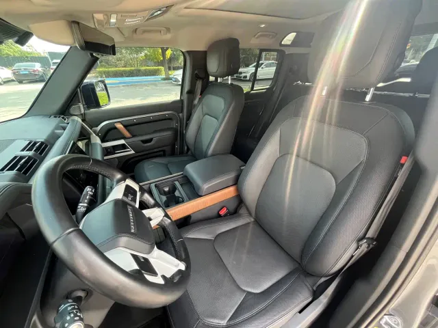 Land Rover Defender — Фото автомобиля 10