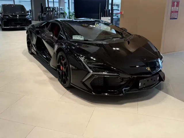 Фотография автомобиля — Lamborghini Revuelto