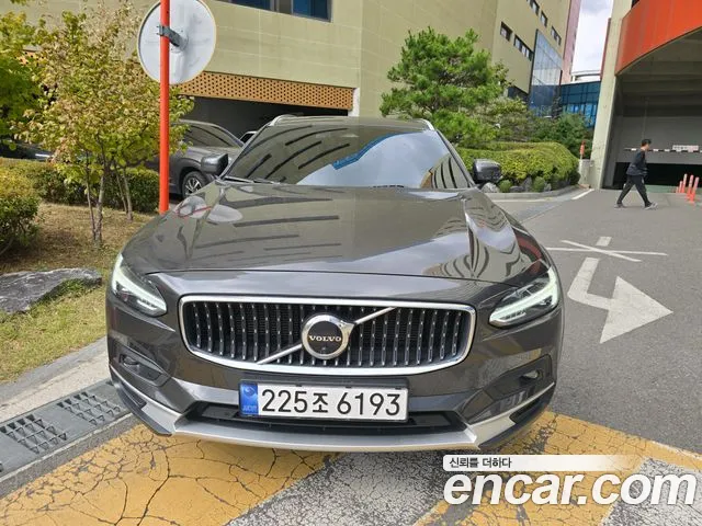 Volvo V90 — Фото автомобиля 2