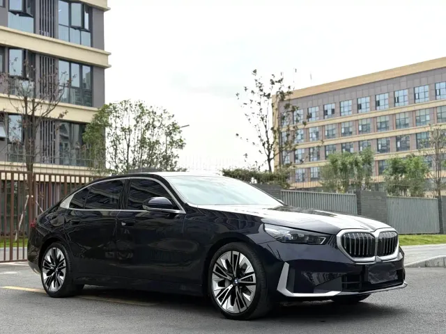 BMW 5 Series — Фото автомобиля 3