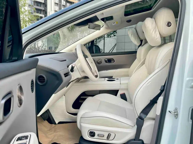 Li Auto i8 — Фото автомобиля 7