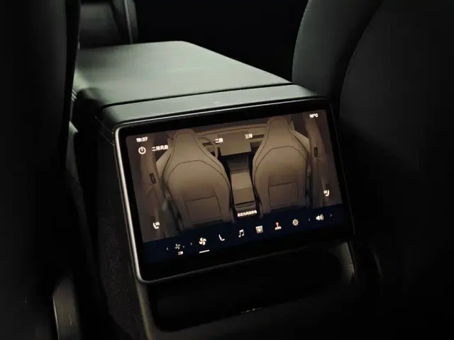 Tesla Model Y L — Фото автомобиля 13
