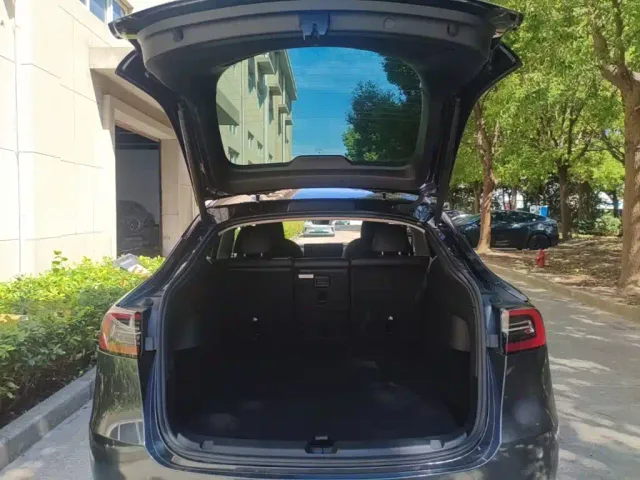 Tesla Model Y — Фото автомобиля 18