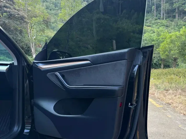 Tesla Model Y — Фото автомобиля 13