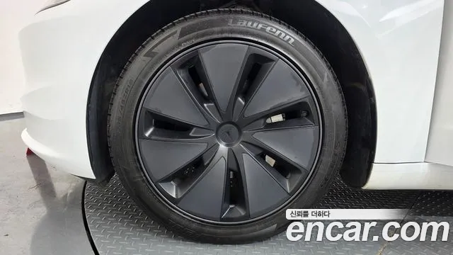 Tesla Model 3 — Фото автомобиля 4
