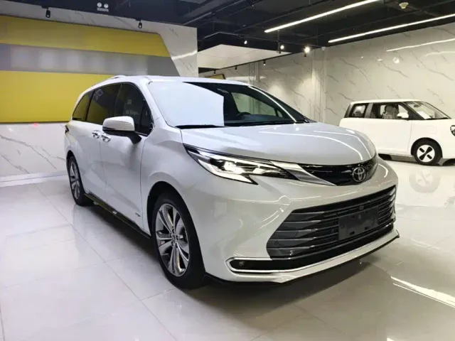 Toyota Sienna — Фото автомобиля 3