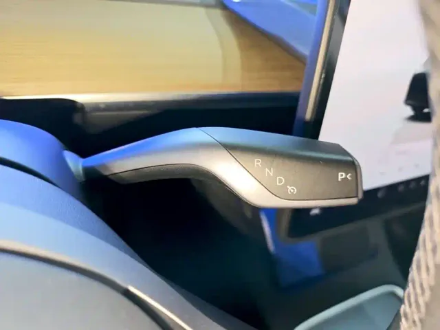 Tesla Model Y — Фото автомобиля 13