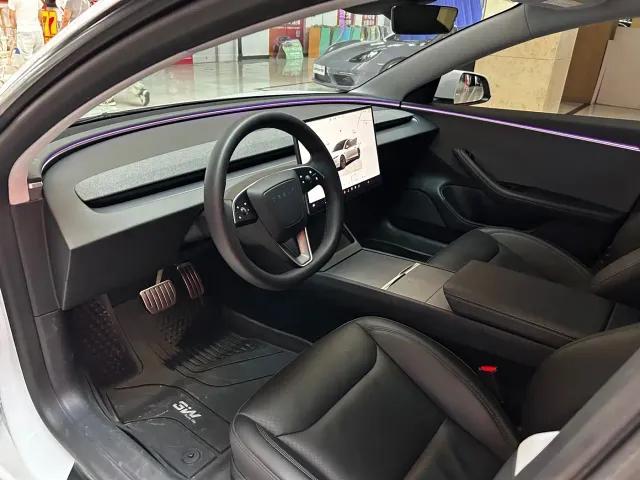 Tesla Model 3 — Фото автомобиля 10