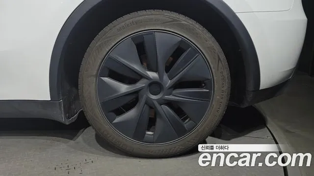 Tesla Model Y — Фото автомобиля 21