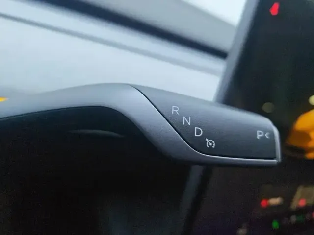Tesla Model Y — Фото автомобиля 16