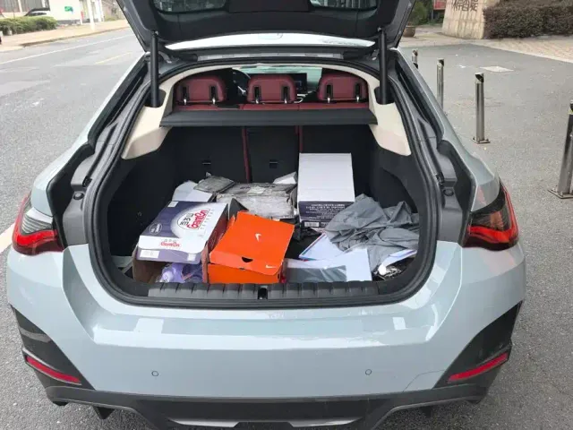 BMW i4 — Фото автомобиля 4