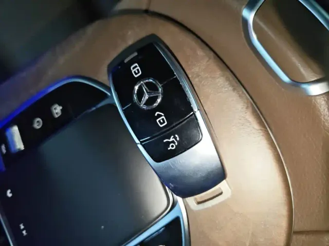 Mercedes-Benz E-Class — Фото автомобиля 8
