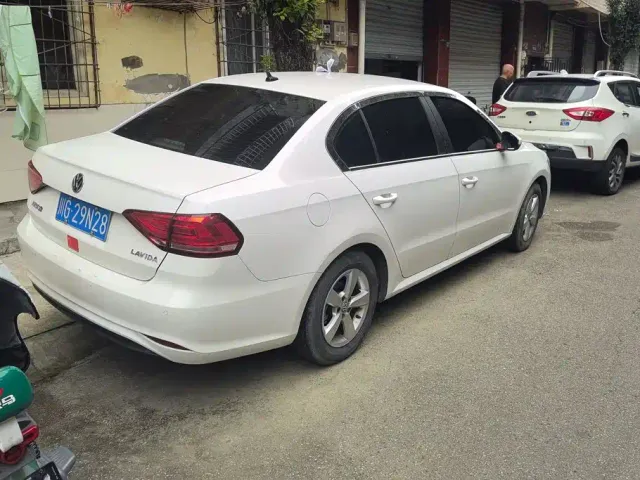 Volkswagen Lavida — Фото автомобиля 3