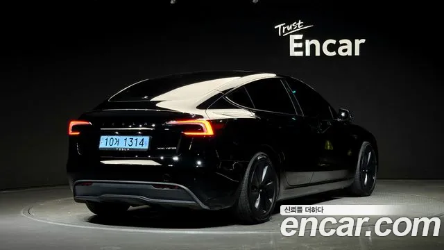 Tesla Model 3 — Фото автомобиля 2