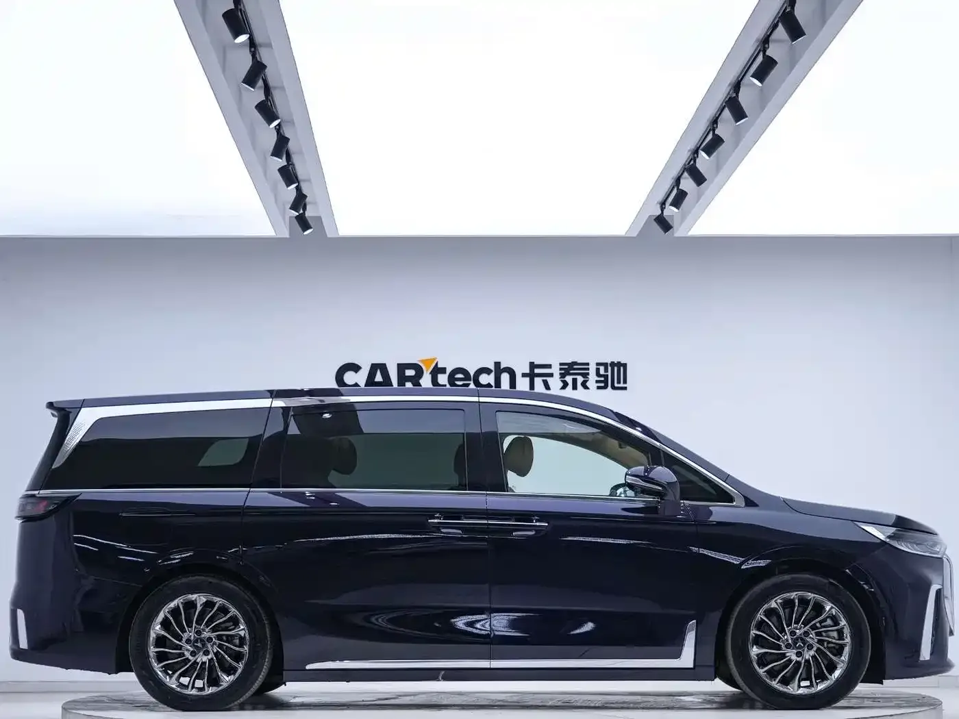 Voyah Auto Voyah Dreamer 2022 Low-carbon Dream+Smart Package — Фото автомобиля 2