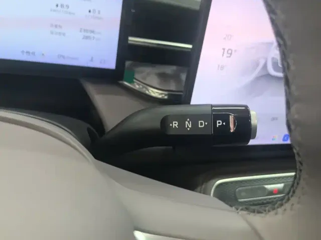 Roewe M7 DMH — Фото автомобиля 13