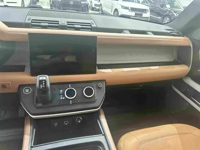 Land Rover Defender — Фото автомобиля 9