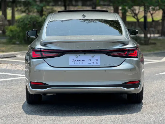Lexus ES — Фото автомобиля 14