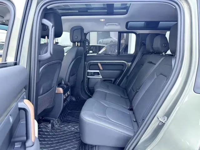 Land Rover Defender — Фото автомобиля 17