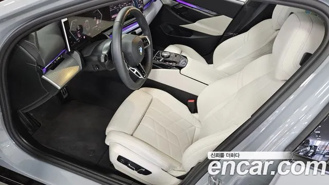 BMW 5 Series G60 — Фото автомобиля 10