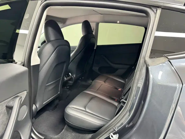 Tesla Model Y — Фото автомобиля 17