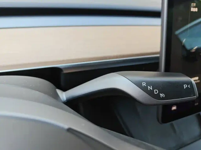 Tesla Model 3 — Фото автомобиля 13