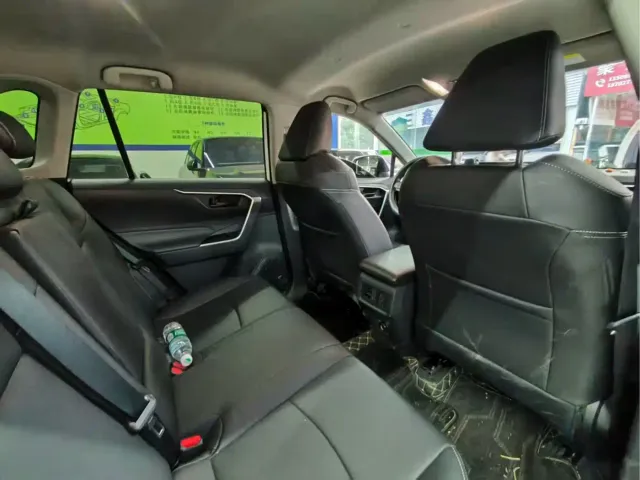Toyota RAV4 — Фото автомобиля 7