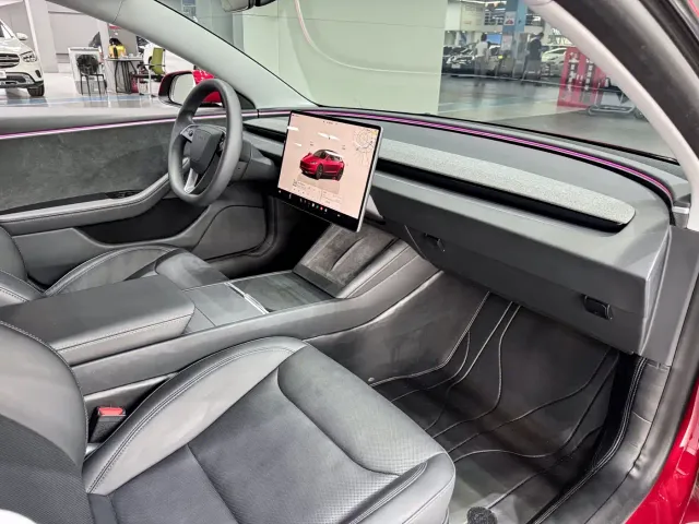 Tesla Model 3 — Фото автомобиля 14