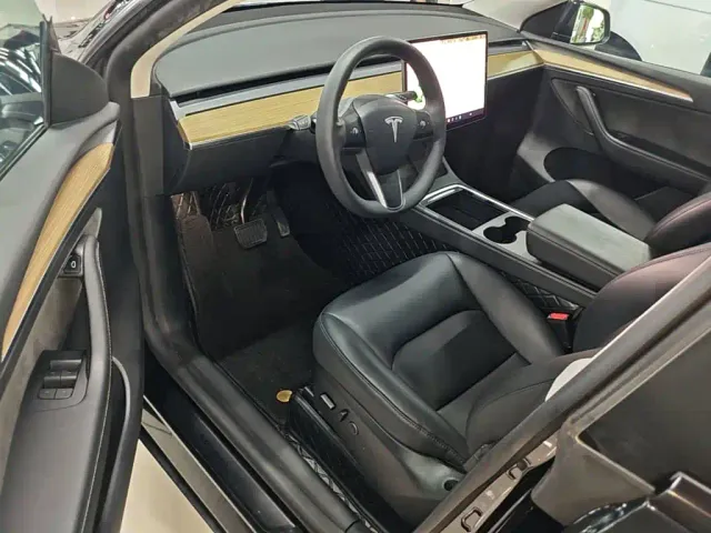 Tesla Model Y — Фото автомобиля 15