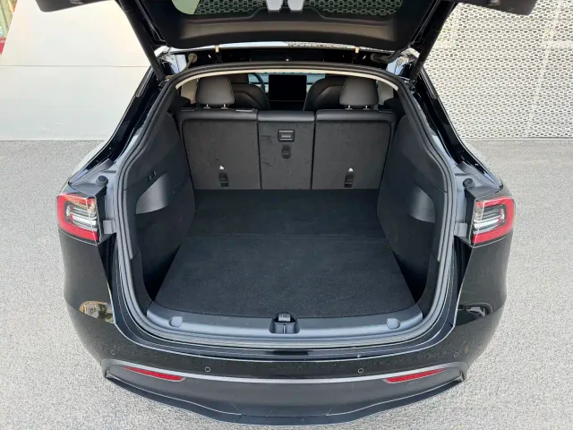 Tesla Model Y — Фото автомобиля 6