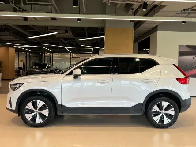 Volvo XC40 — Фото автомобиля 3