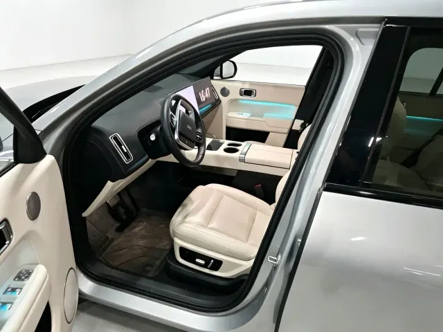 Li Auto L8 — Фото автомобиля 4