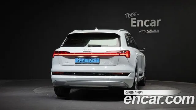 Audi e-tron — Фото автомобиля 4