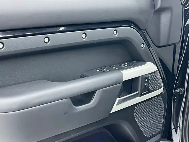 Land Rover Defender — Фото автомобиля 16