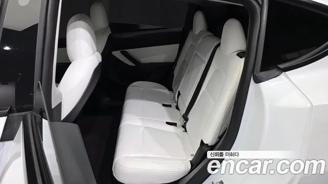 Tesla Model Y — Фото автомобиля 26