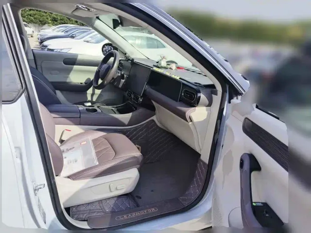 Leapmotor C11 — Фото автомобиля 12