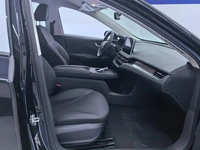 Hongqi E-QM5 — Фото автомобиля 8