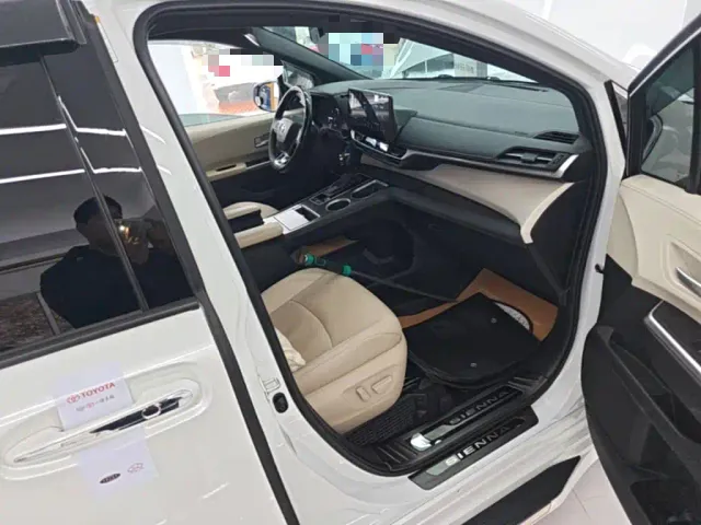 Toyota Sienna — Фото автомобиля 8