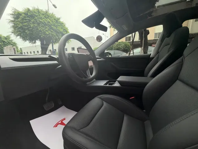 Tesla Model Y — Фото автомобиля 8