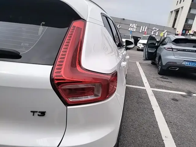 Volvo XC40 — Фото автомобиля 7