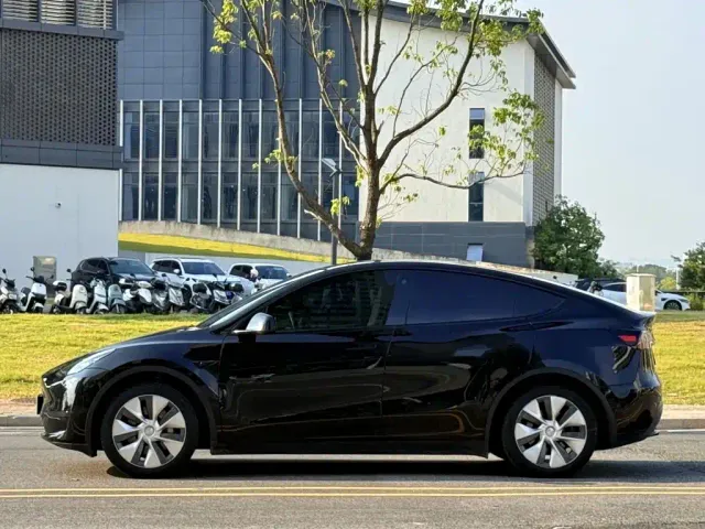 Tesla Model Y — Фото автомобиля 8