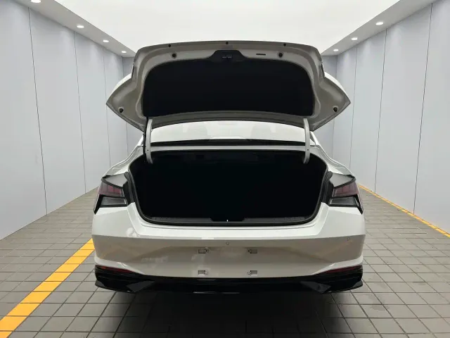 Hyundai Elantra — Фото автомобиля 19