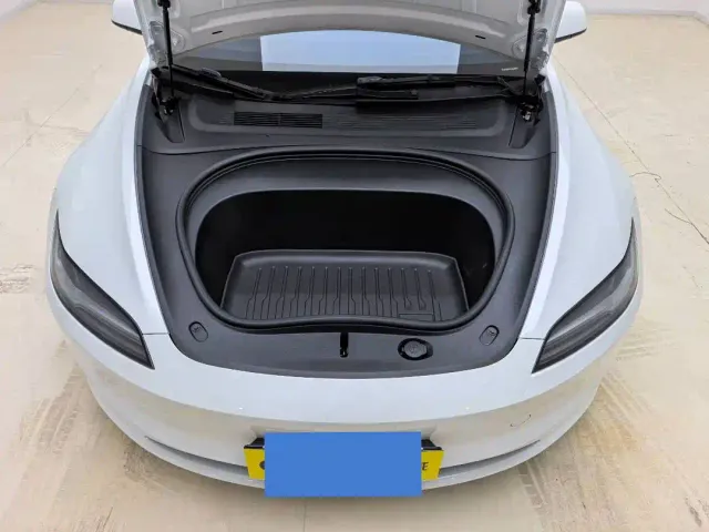 Tesla Model 3 — Фото автомобиля 5