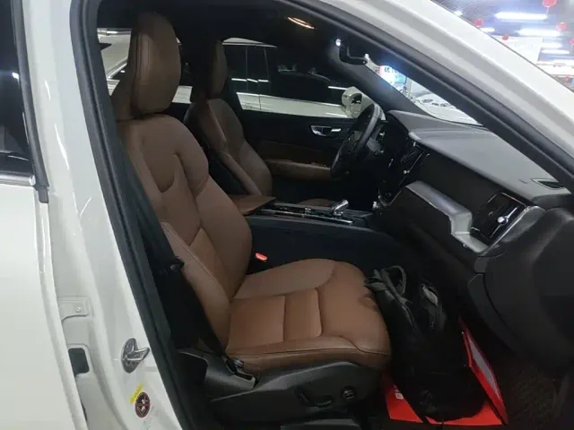 Volvo XC60 — Фото автомобиля 24