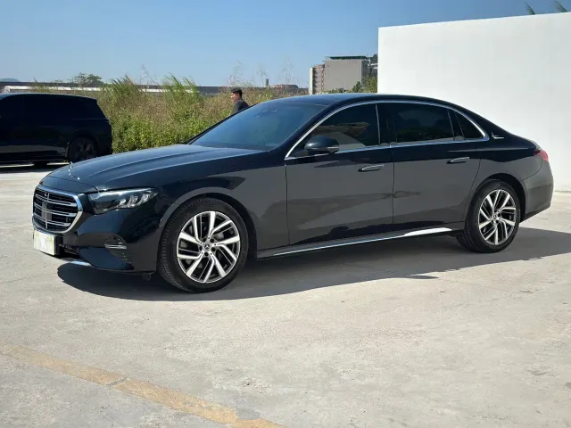 Фотография автомобиля — Mercedes-Benz E-Class