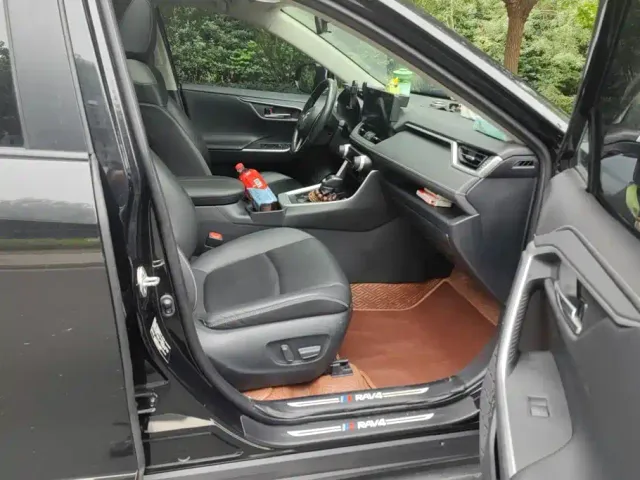 Toyota RAV4 — Фото автомобиля 8