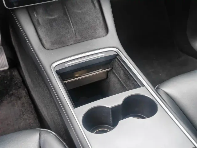 Tesla Model Y — Фото автомобиля 13