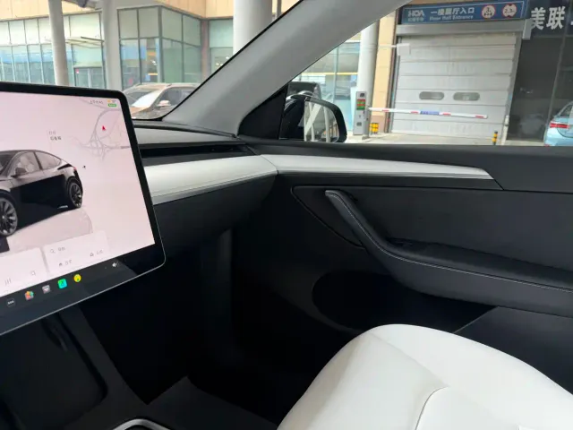 Tesla Model Y — Фото автомобиля 15
