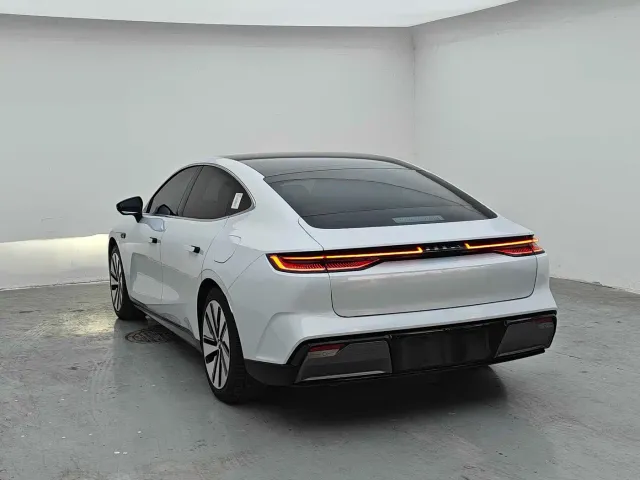 Geely Galaxy E8 — Фото автомобиля 9