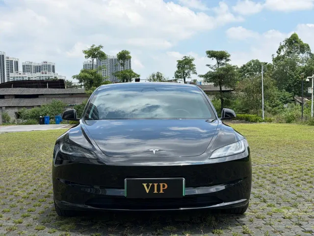 Tesla Model 3 — Фото автомобиля 2